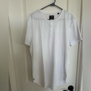 Men’s Cuts Henley t shirt, elongated with curved hem